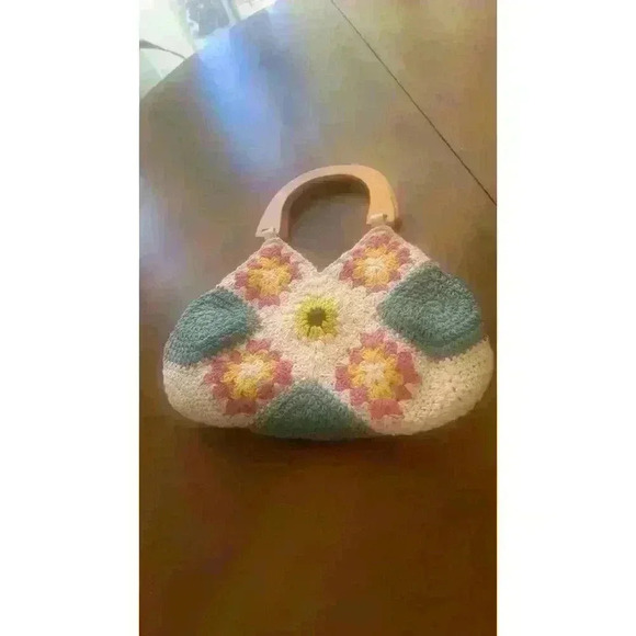 Boho crocheted flower handbag with wooden handles - Picture 7 of 7